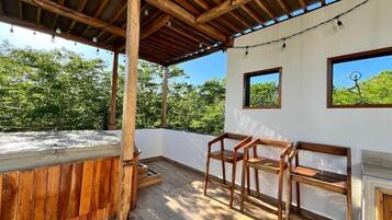 Familievilla, byutsikt | Safe på rommet, blendingsgardiner, lydisolert og strykejern/-brett