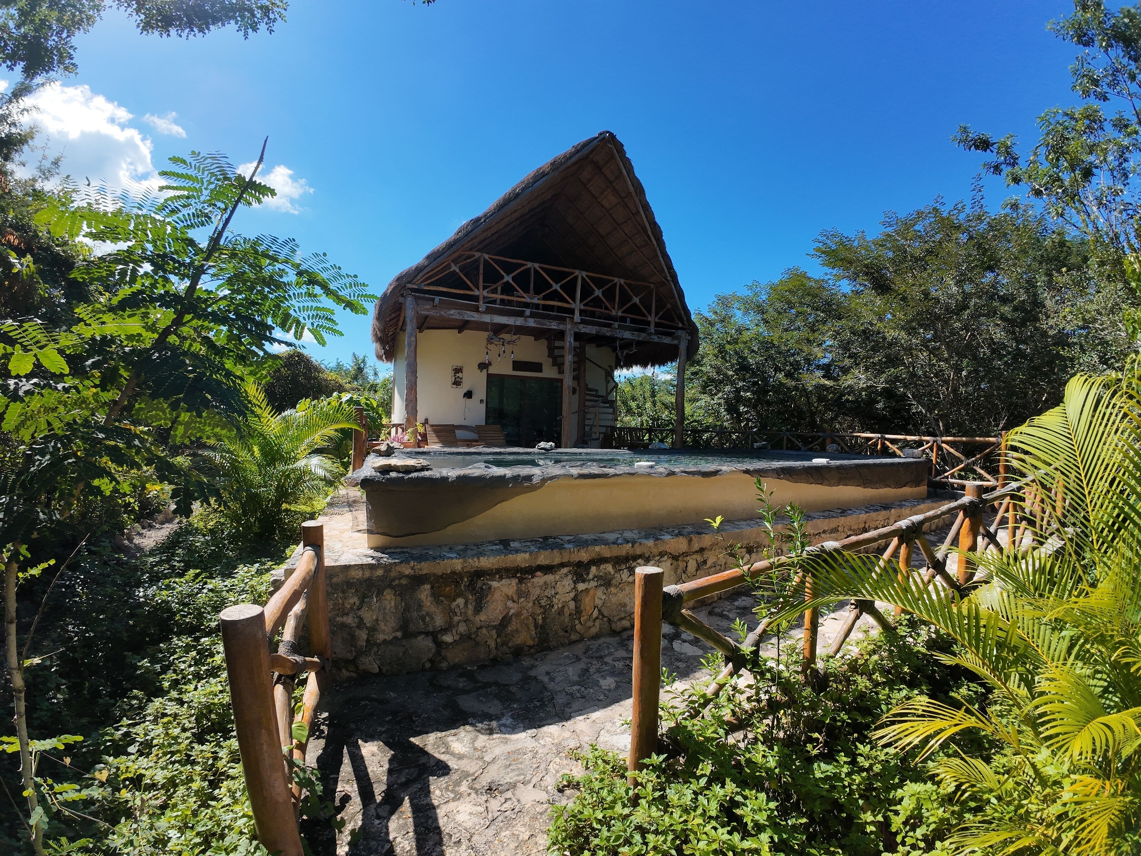 Caja de seguridad en la habitación, cortinas blackout y insonorización 