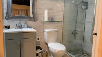 Doccia, asciugacapelli, asciugamani, carta igienica