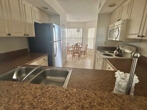 Fridge, microwave, dishwasher, cookware/dishes/utensils - 4203 -Charming 2-bedroom condo with gorgeous view - near beaches and IMG Academy (Bradenton)