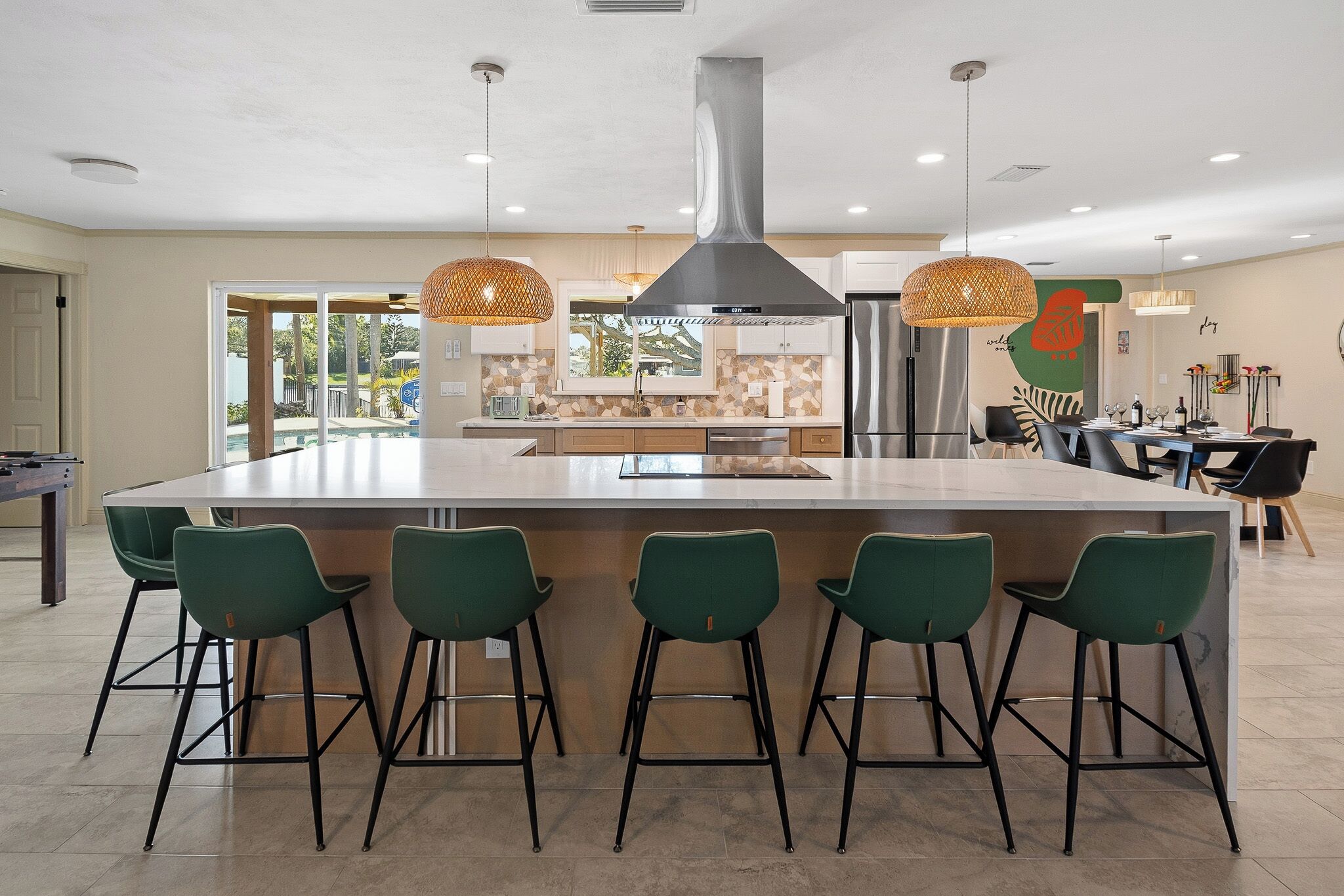 冷蔵庫、電子レンジ、オーブン、コンロ