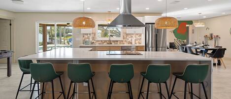 冷蔵庫、電子レンジ、オーブン、コンロ