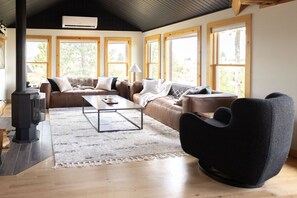 Televisio, pöytätennispöytä, kirjoja