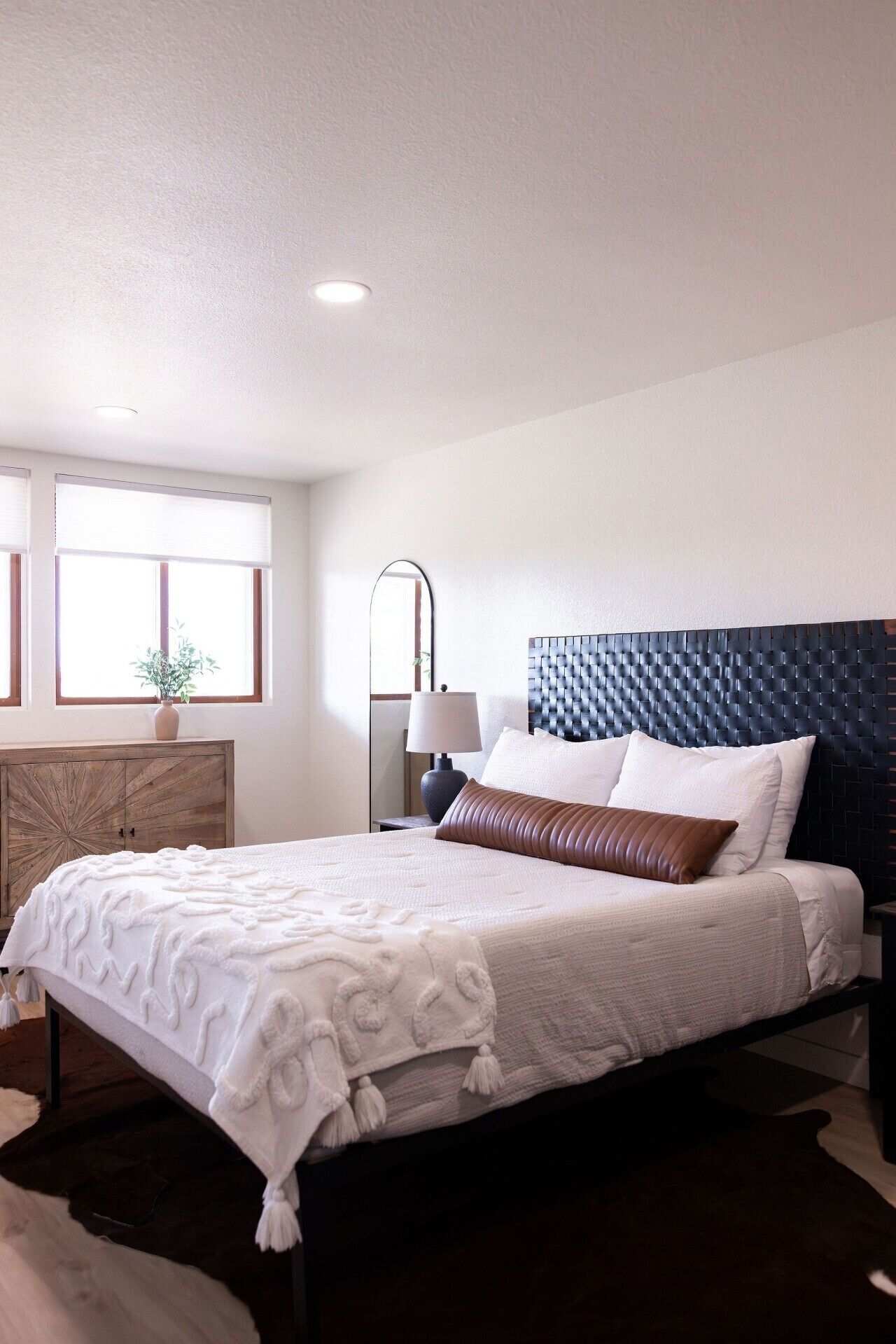 4 bedrooms, desk, iron/ironing board, travel crib