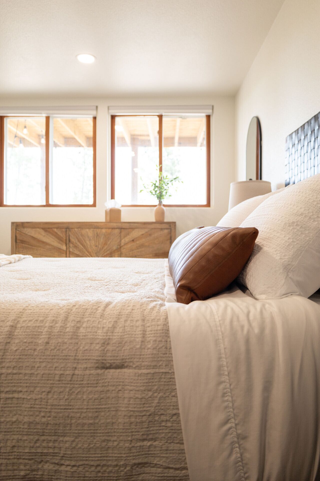 4 bedrooms, desk, iron/ironing board, travel cot