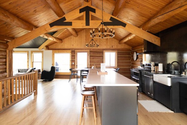 ثلاجة، ميكروويف، فرن، موقد طهي مسطح