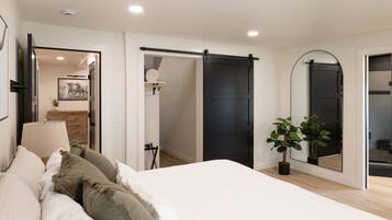 4 bedrooms, desk, travel crib, WiFi