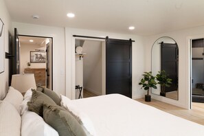 4 Schlafzimmer, Schreibtisch, Reisekinderbett, WLAN