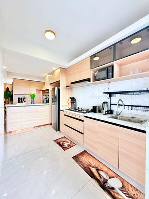 Microwave, oven, stovetop, dishwasher - Elegant 3BR Apartment at 108 Riverside Drive, Nairobi (Nairobi)