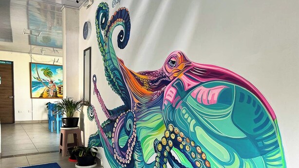 Ein farbenfrohes Wandgemälde eines Oktopus in der Hotelhalle.