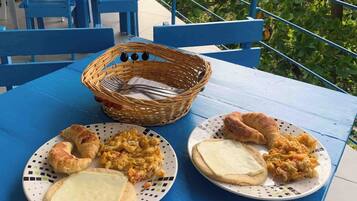 Daily continental breakfast (COP 10000 per person)