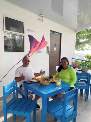 Daily continental breakfast (COP 10000 per person)