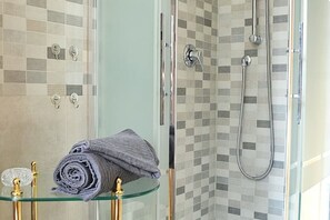 Shower, hair dryer, bidet, towels