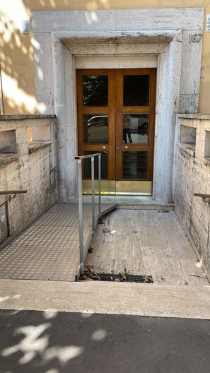 Exterior detail - Family and Group Friendly, Wolking Distance to the Vatican and Cyprus Station (Roma)