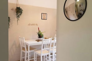 Dining - Family and Group Friendly, Wolking Distance to the Vatican and Cyprus Station (Roma)