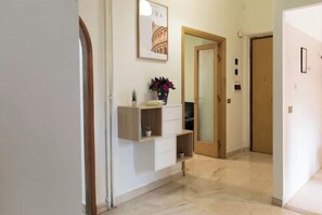 Interior - Family and Group Friendly, Wolking Distance to the Vatican and Cyprus Station (Roma)