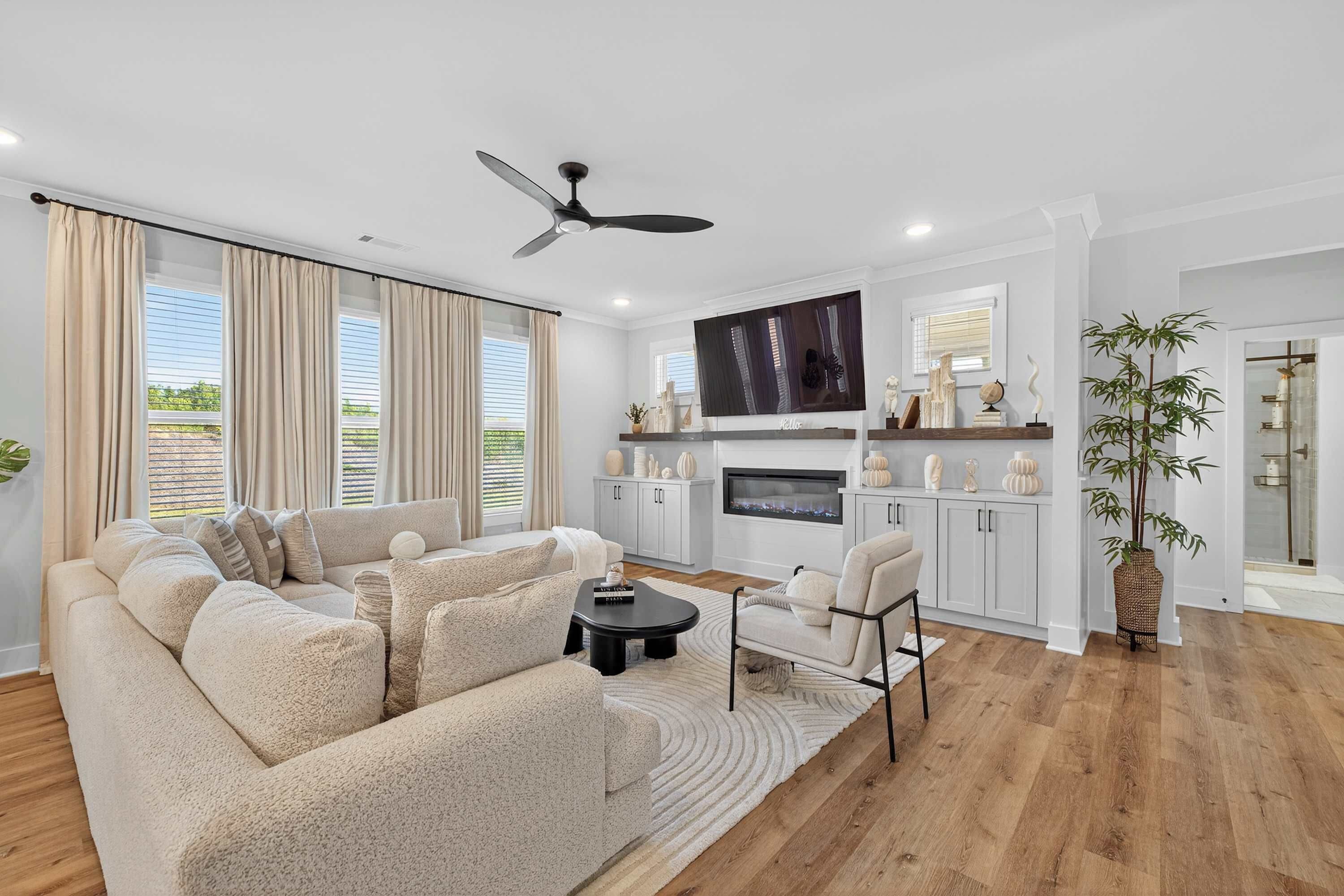 Hus - flera sängar - uteplats - utsikt mot trädgården (Buford Beauty) | Vardagsrum | 55-tums platt-tv med digitalkanaler och eldstad