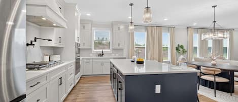 独立别墅, 多张床, 露台, 花园景观 (Buford Beauty) | 私人厨房 | 冰箱、微波炉、烤箱、炉灶