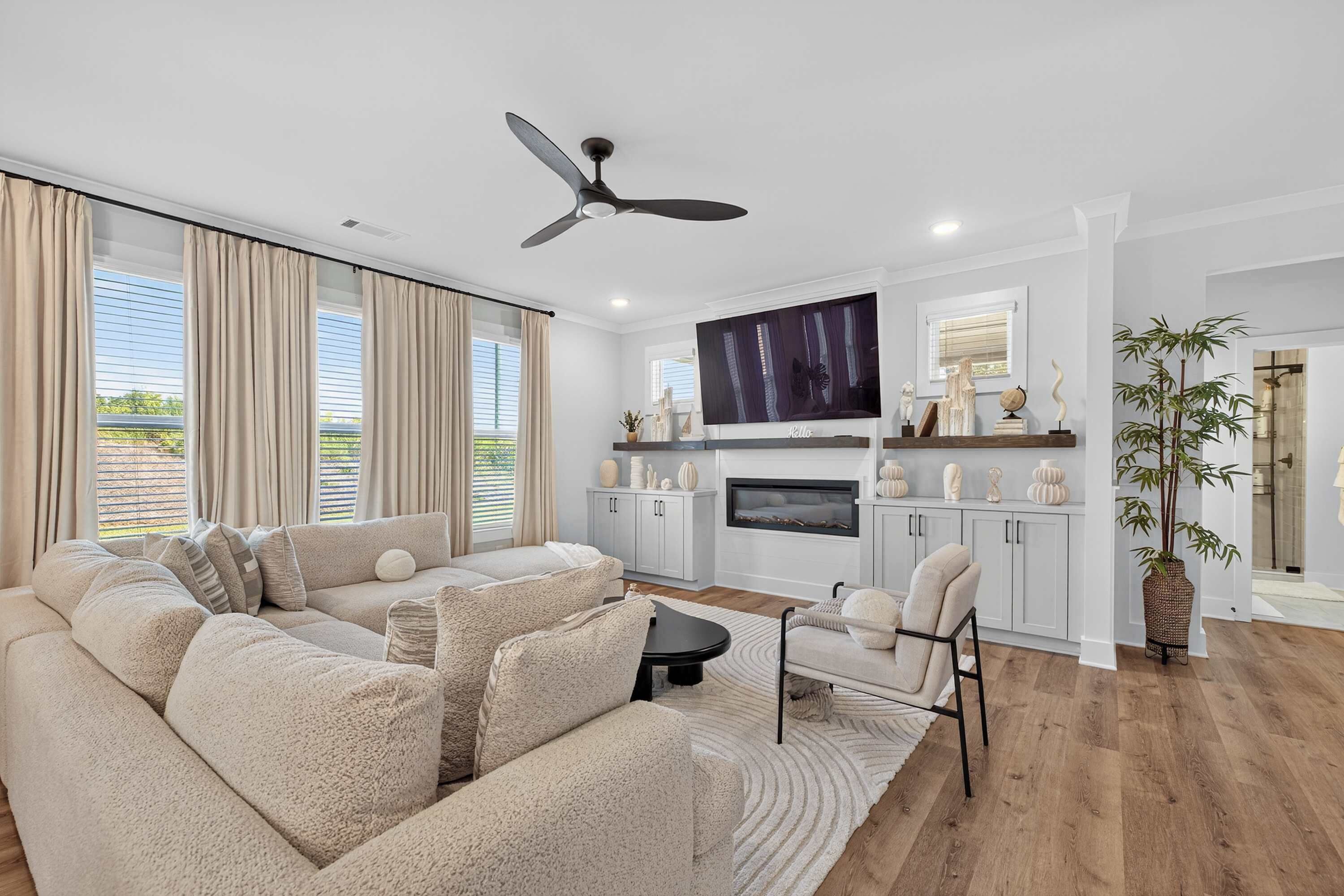 獨棟房屋, 多張床, 庭院, 花園景觀 (Buford Beauty) | 起居區 | 55-吋平面電視、數位頻道、壁爐