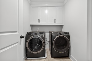 Rumah, Beberapa Tempat Tidur, patio, pemandangan kebun (Buford Beauty) | Laundry