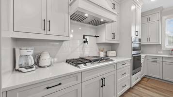 House, Multiple Beds, Patio, Garden View (Buford Beauty) | Private kitchen | Fridge, microwave, oven, stovetop