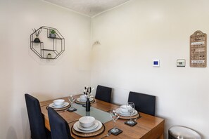 Dining - Luxury 3BR • Sleeps 8 • Parking (Dartford)