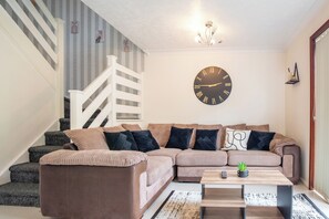 Living area - Luxury 3BR • Sleeps 8 • Parking (Dartford)