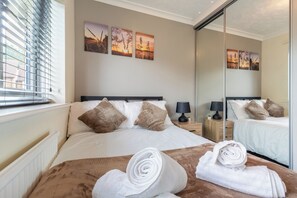 3 habitaciones, tabla de planchar con plancha y ropa de cama 