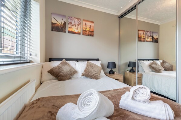 3 bedrooms, iron/ironing board, bed sheets