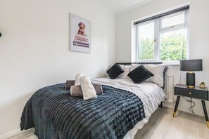 3 bedrooms, iron/ironing board, bed sheets - Luxury 3BR • Sleeps 8 • Parking (Dartford)