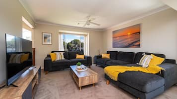 Smart TV, ping pong, books, stereo