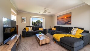 Smart-TV, Tischtennisplatte, Bücher, Stereoanlage