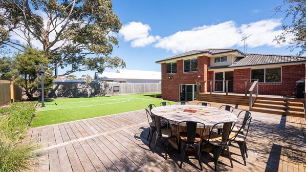 Outdoor dining - Capel Grand Villa - Pet-Friendly Beach Escape (Capel Sound)