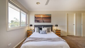 5 slaapkamers, een bureau, een strijkplank/strijkijzer, reisbedje