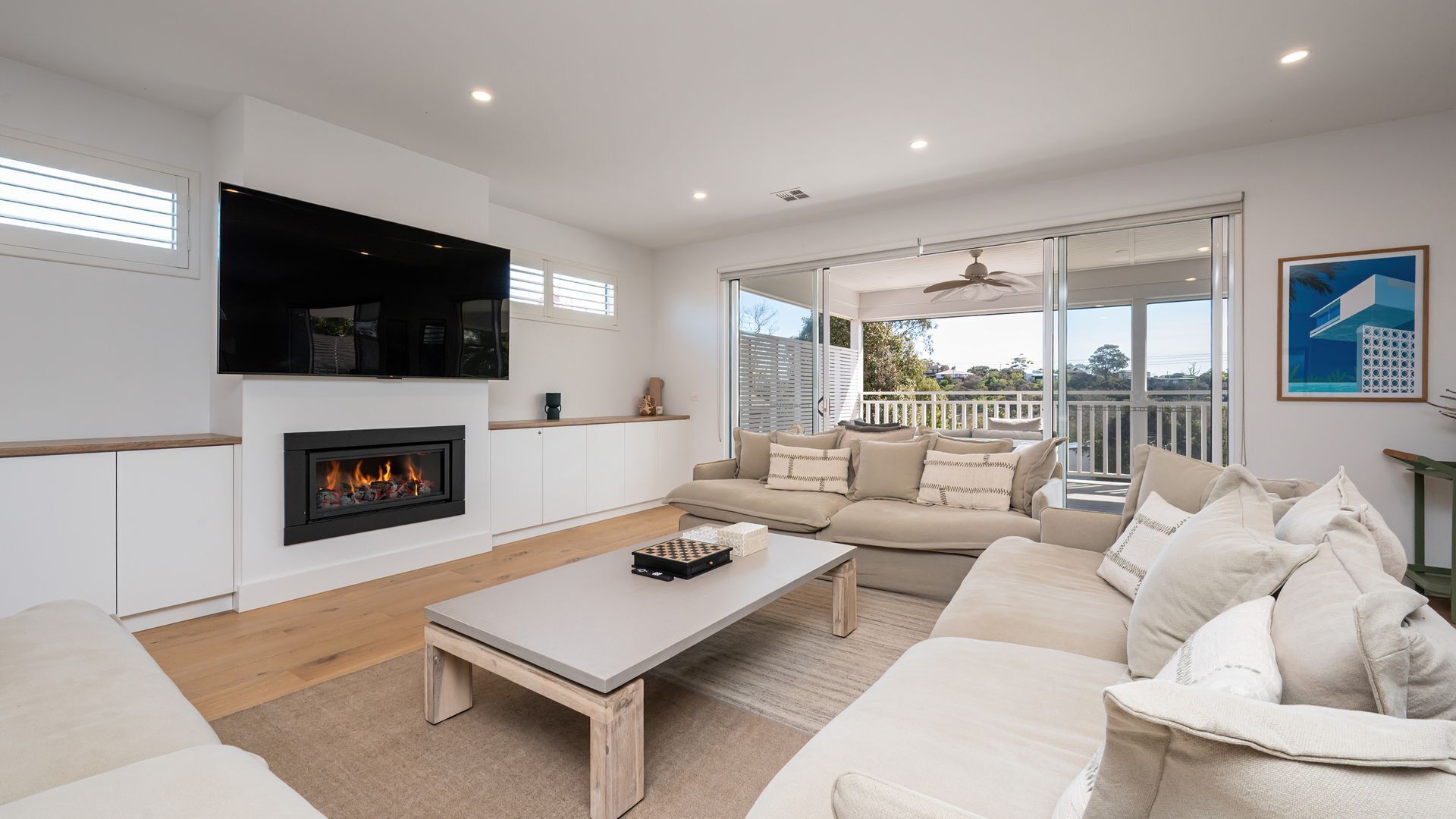 Smart TV, fireplace, table tennis, stereo