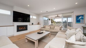 Smart TV, fireplace, ping pong, stereo