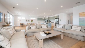 Smart TV, fireplace, ping pong, stereo