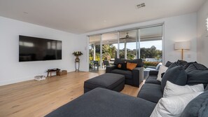 Smart TV, chimenea, tenis de mesa y estéreo 