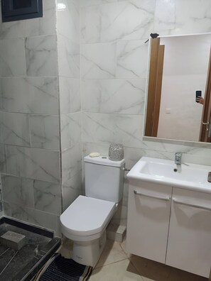 淋浴设施、毛巾、肥皂、卫生纸