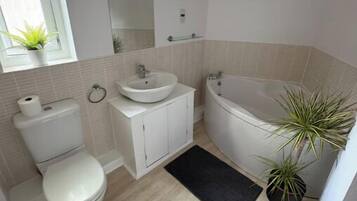 Haartrockner, Handtücher, Seife, Toilettenpapier
