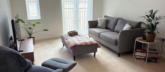 Modern, Spotless Flat Near M4,Free Parking & Wi-Fi