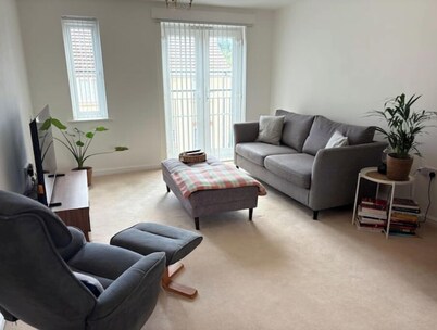 Modern, Spotless Flat Near M4,Free Parking & Wi-Fi