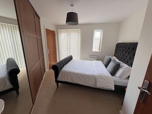 Iron/ironing board, WiFi, bed sheets