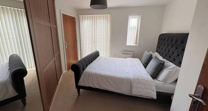 Modern, Spotless Flat Near M4,Free Parking & Wi-Fi