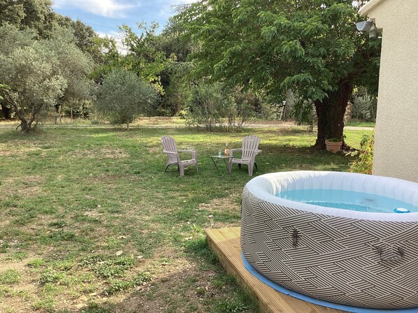 Outdoor spa tub