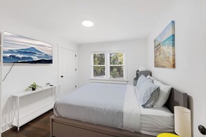 3 bedrooms, desk, iron/ironing board, travel crib