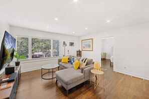 Smart TV, books, computer monitors - Chef's Kitchen; King Bed, Queen & Bunk Bed, 70" TV (Atlanta)