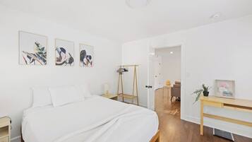 3 chambres, bureau, fer et planche à repasser, lit parapluie