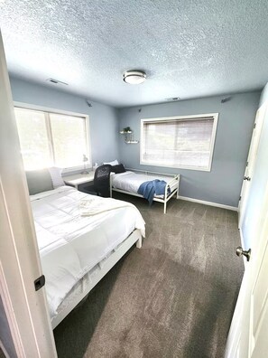 4 habitaciones, tabla de planchar con plancha y acceso a internet