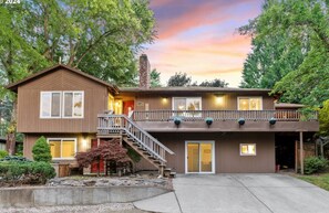 Exterior detail - 4-bedroom house in serene Hillsboro with entertainment room, AC (Hillsboro)